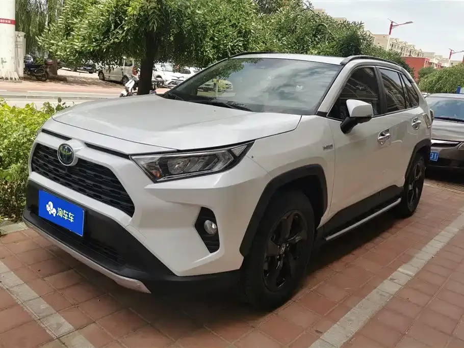 Toyota RAV4 — фото 1