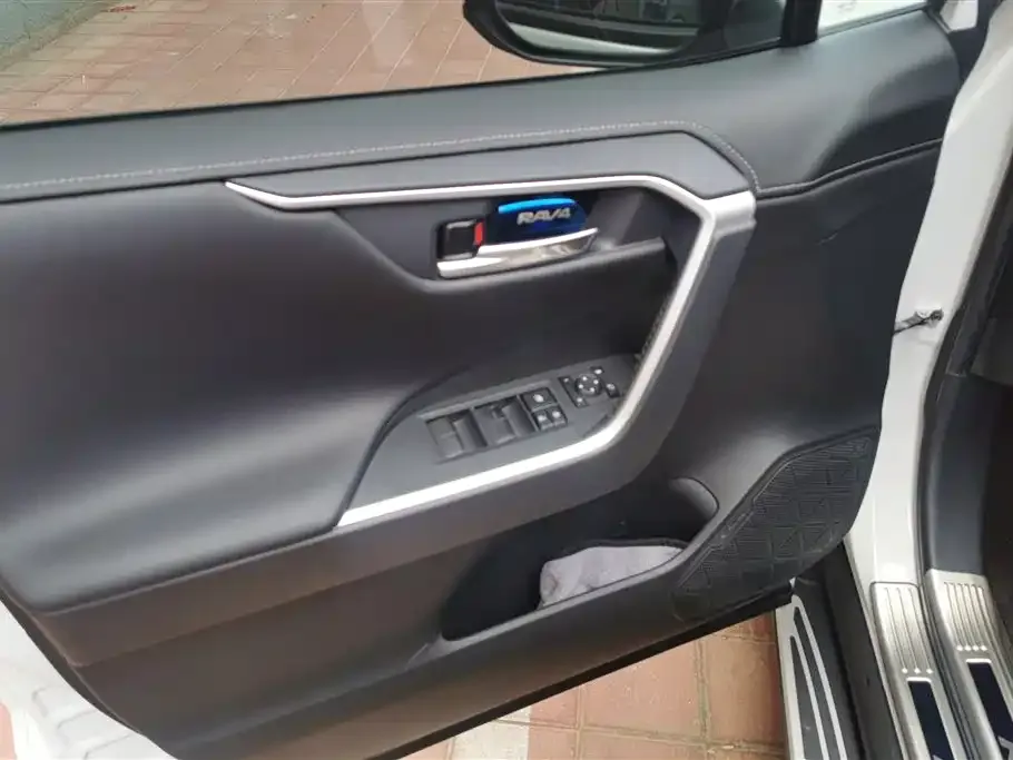 Toyota RAV4 — фото 3