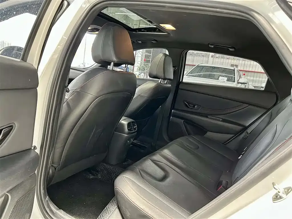 Hyundai Elantra — фото 2