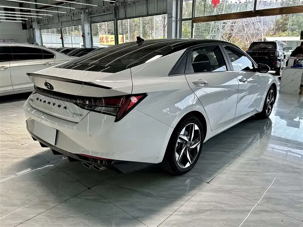 Hyundai Elantra — фото 10