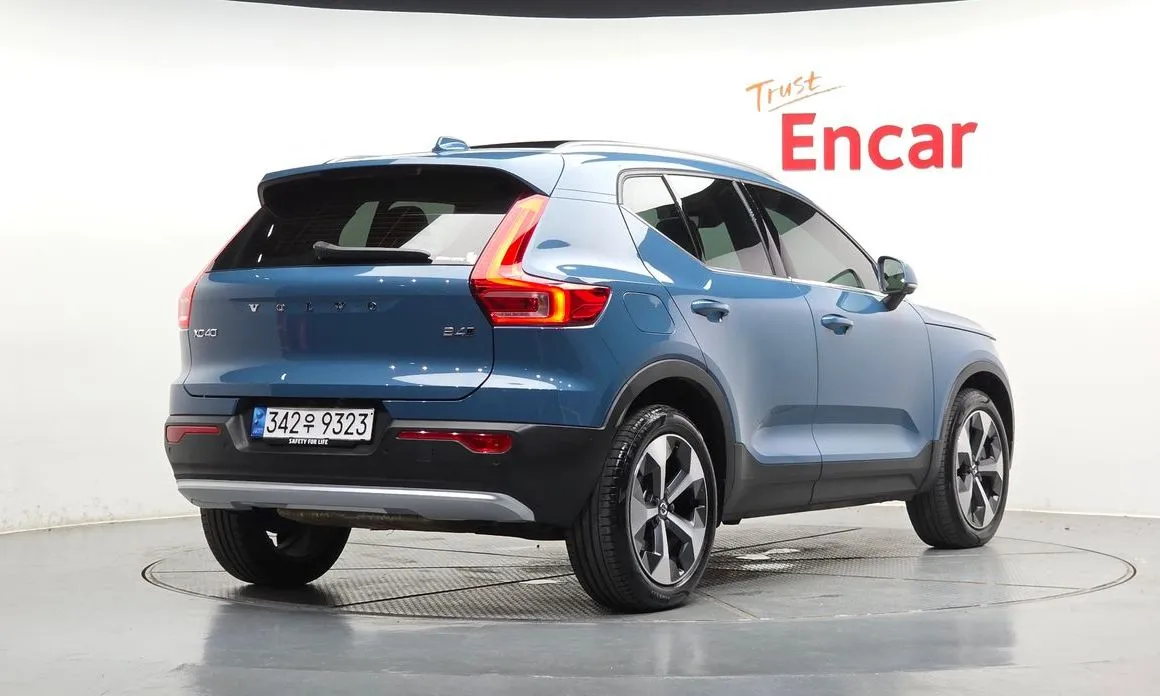 Volvo XC40 — фото 8