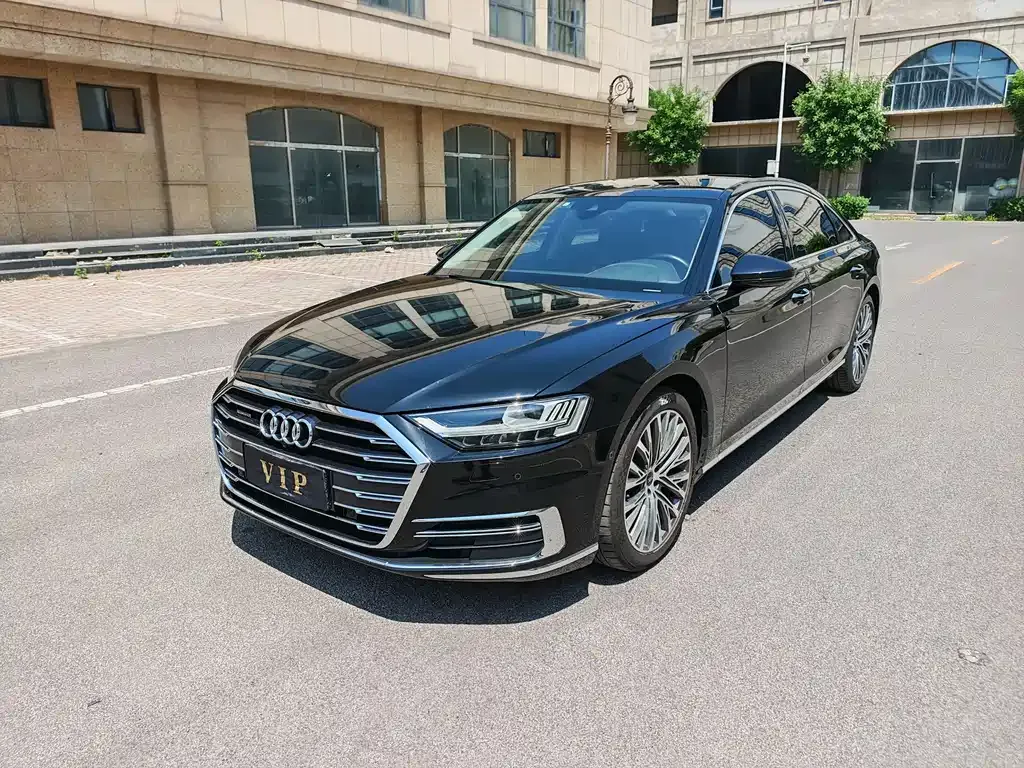 Audi A8 — фото 1