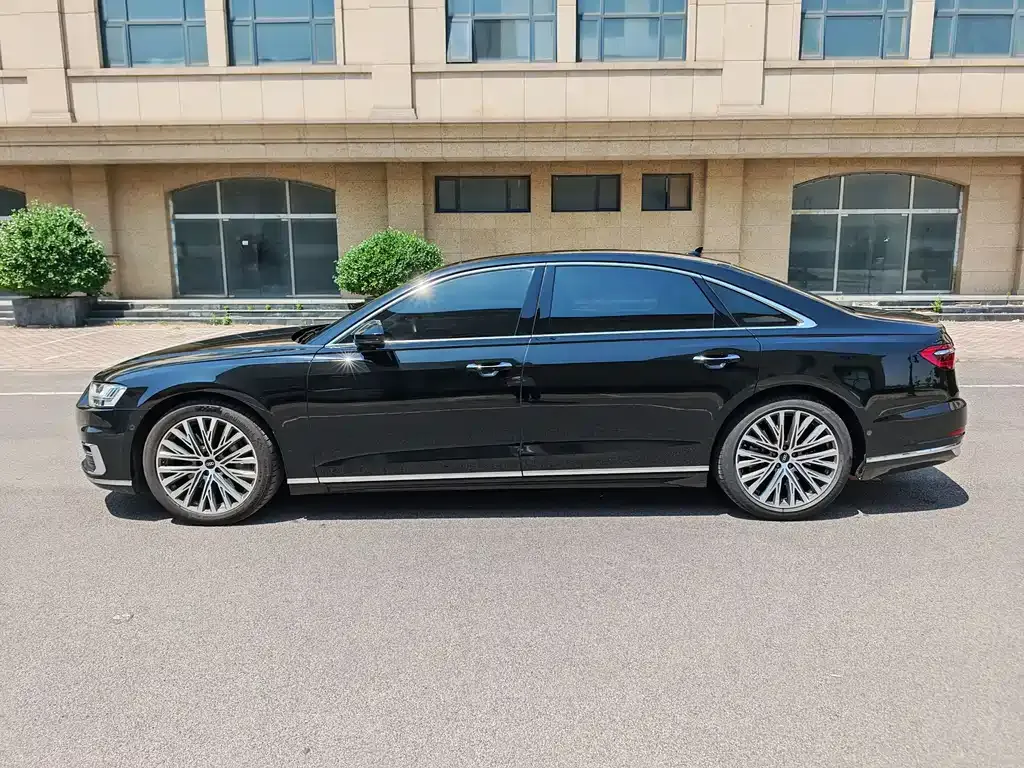 Audi A8 — фото 7