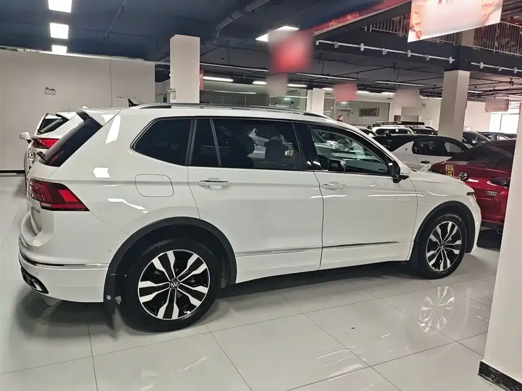 Volkswagen Tiguan L — фото 9
