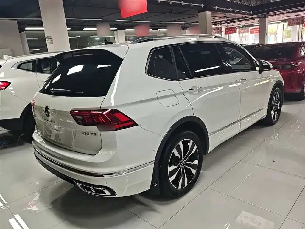 Volkswagen Tiguan L — фото 10