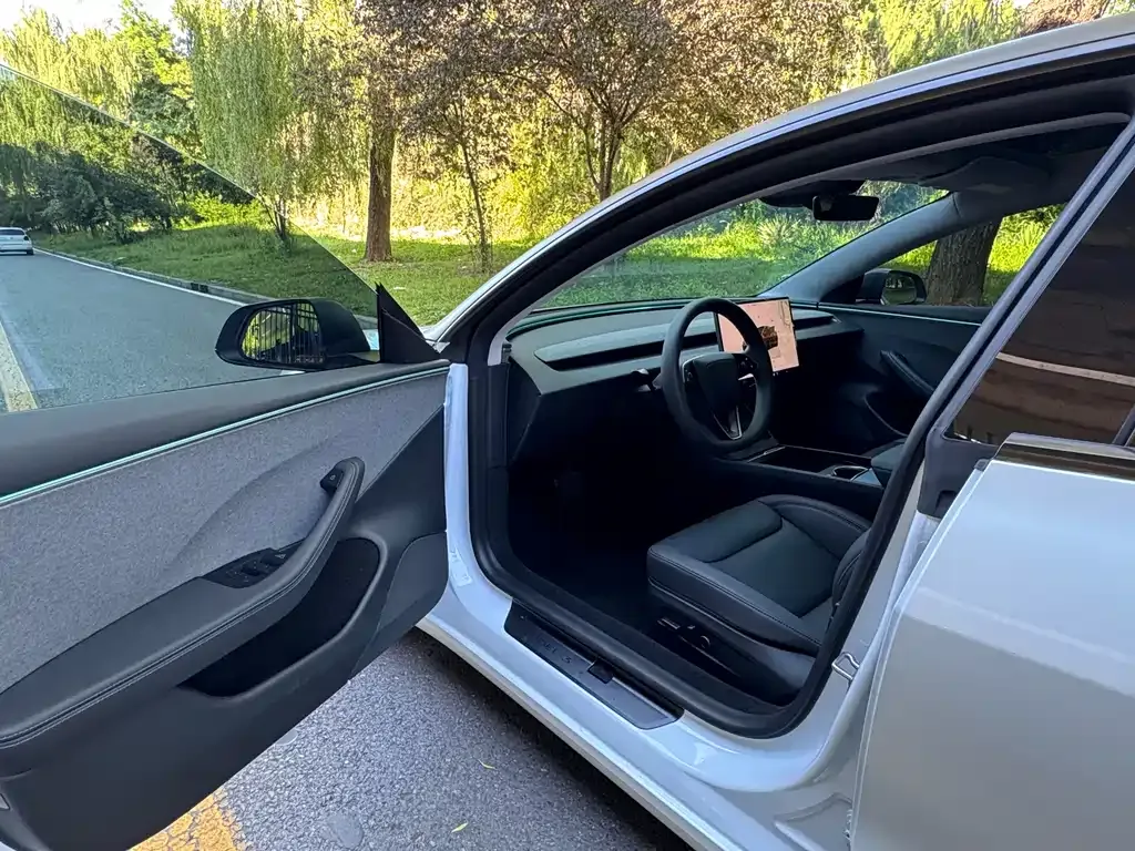 Tesla Model 3 — фото 9