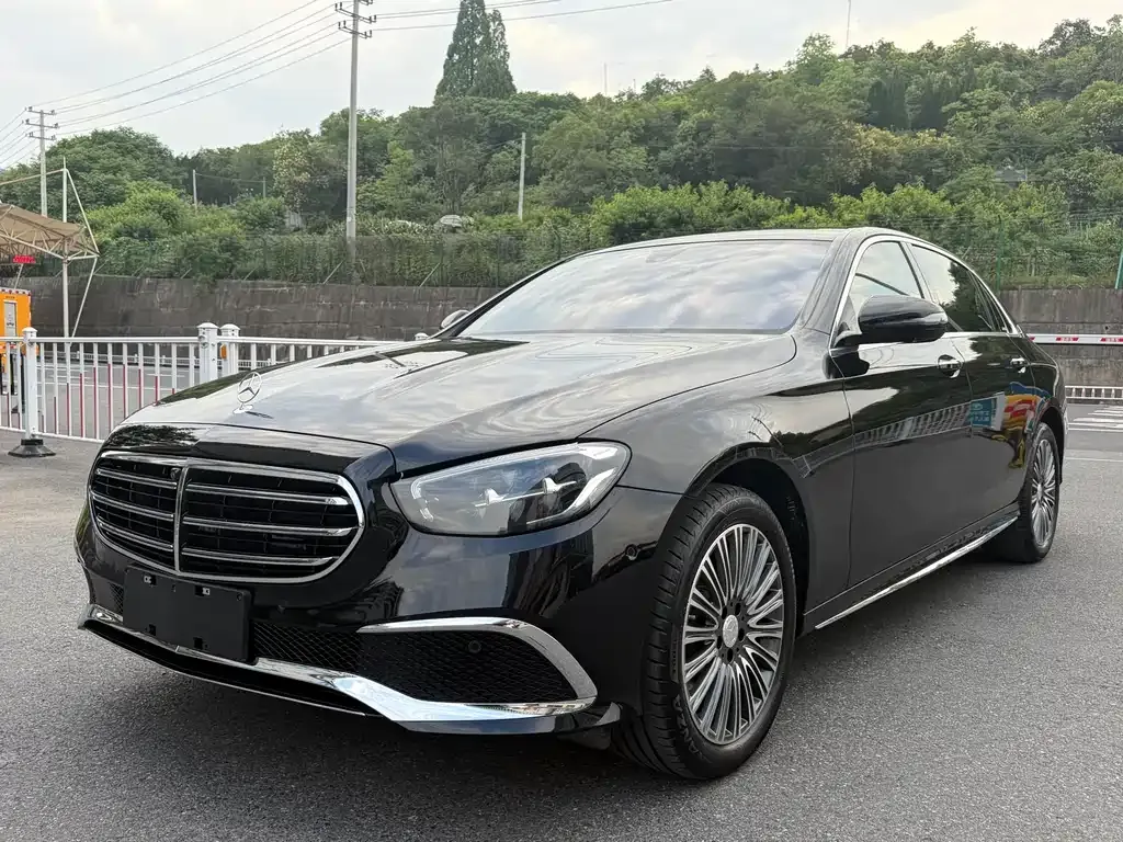 Mercedes-Benz E-Class — фото 1