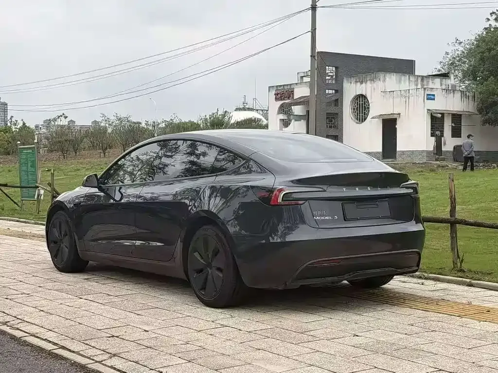 Tesla Model 3 — фото 9