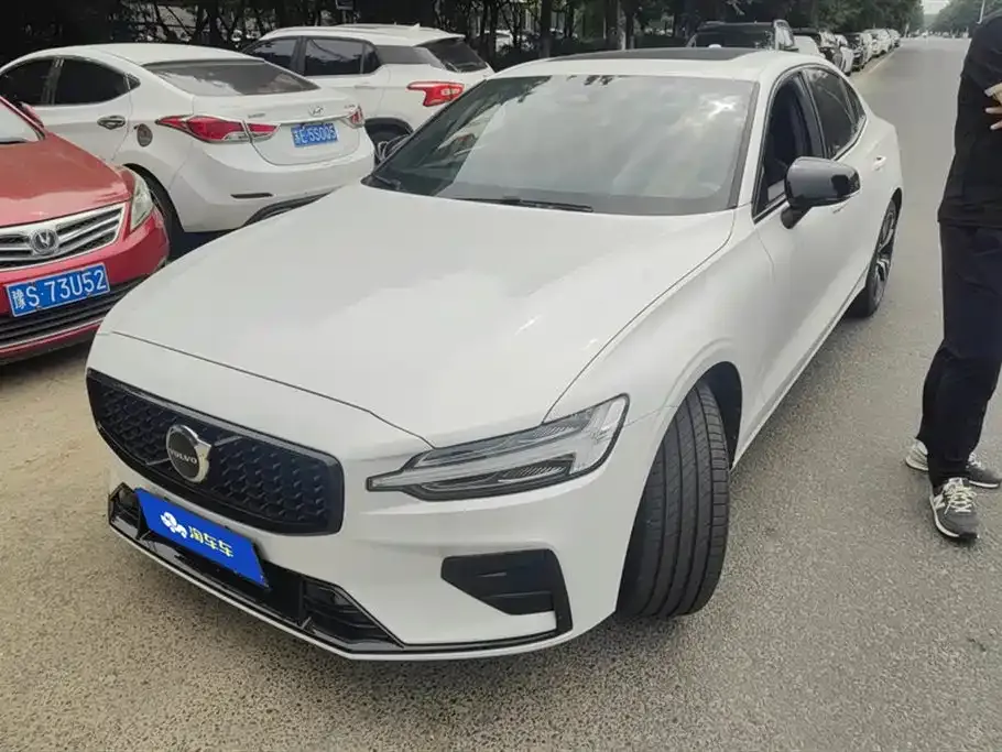 Volvo S60 — фото 1
