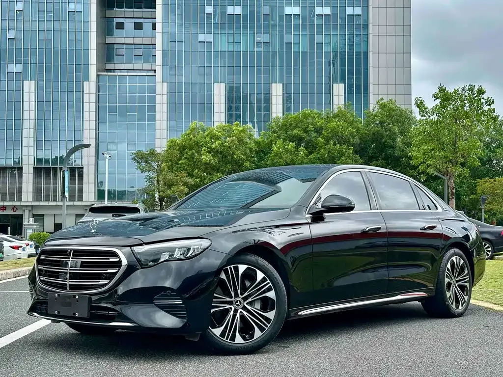 Mercedes-Benz E-Class — фото 1