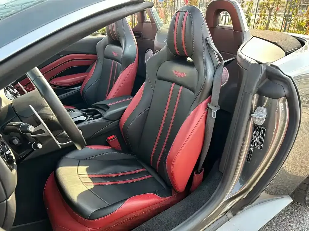 Aston Martin V8 Vantage 2021 из CN, фото 6