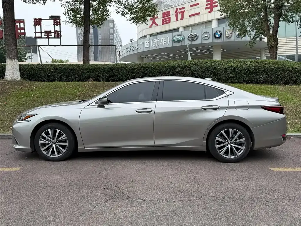Lexus ES — фото 10