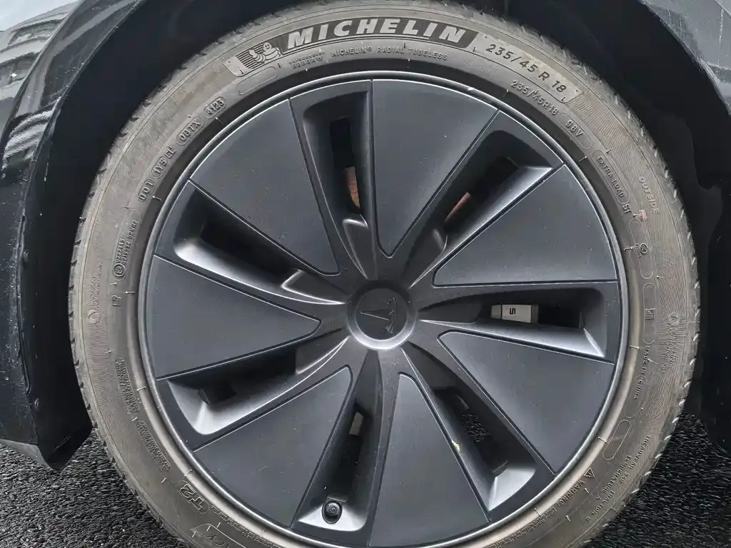 Tesla Model 3 — фото 3