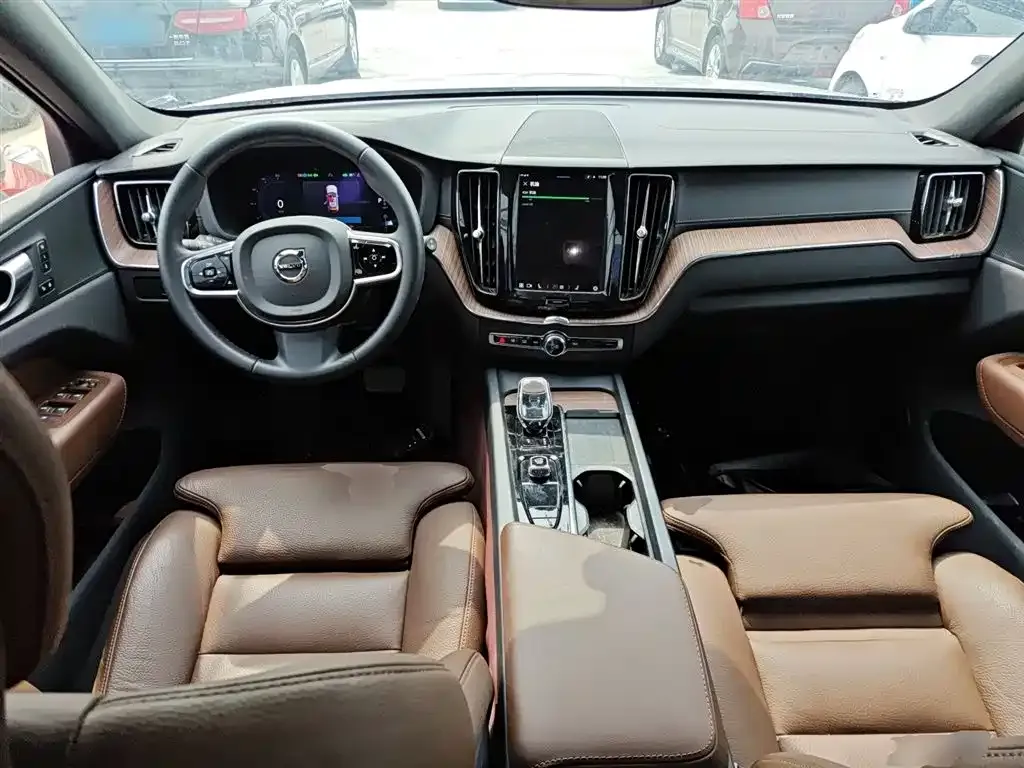 Volvo XC60 — фото 9