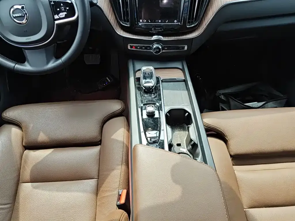 Volvo XC60 — фото 4