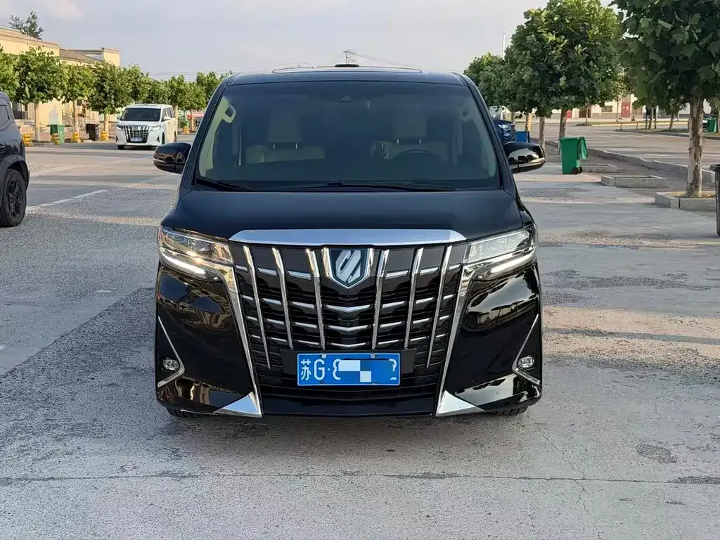 Toyota Alphard — фото 1