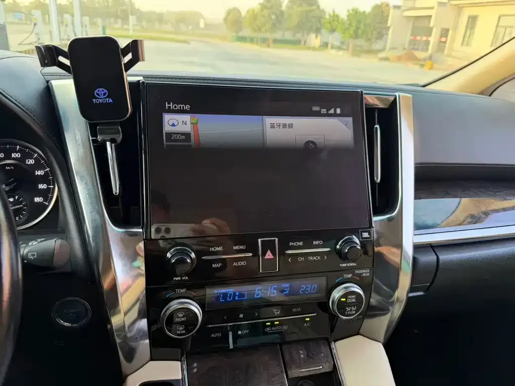 Toyota Alphard — фото 4