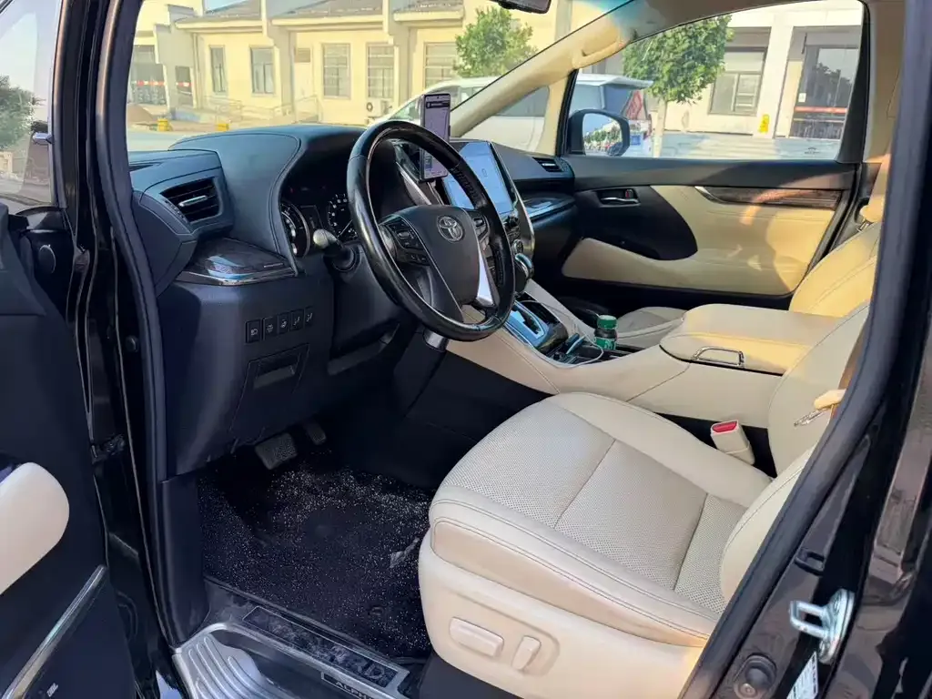 Toyota Alphard — фото 3