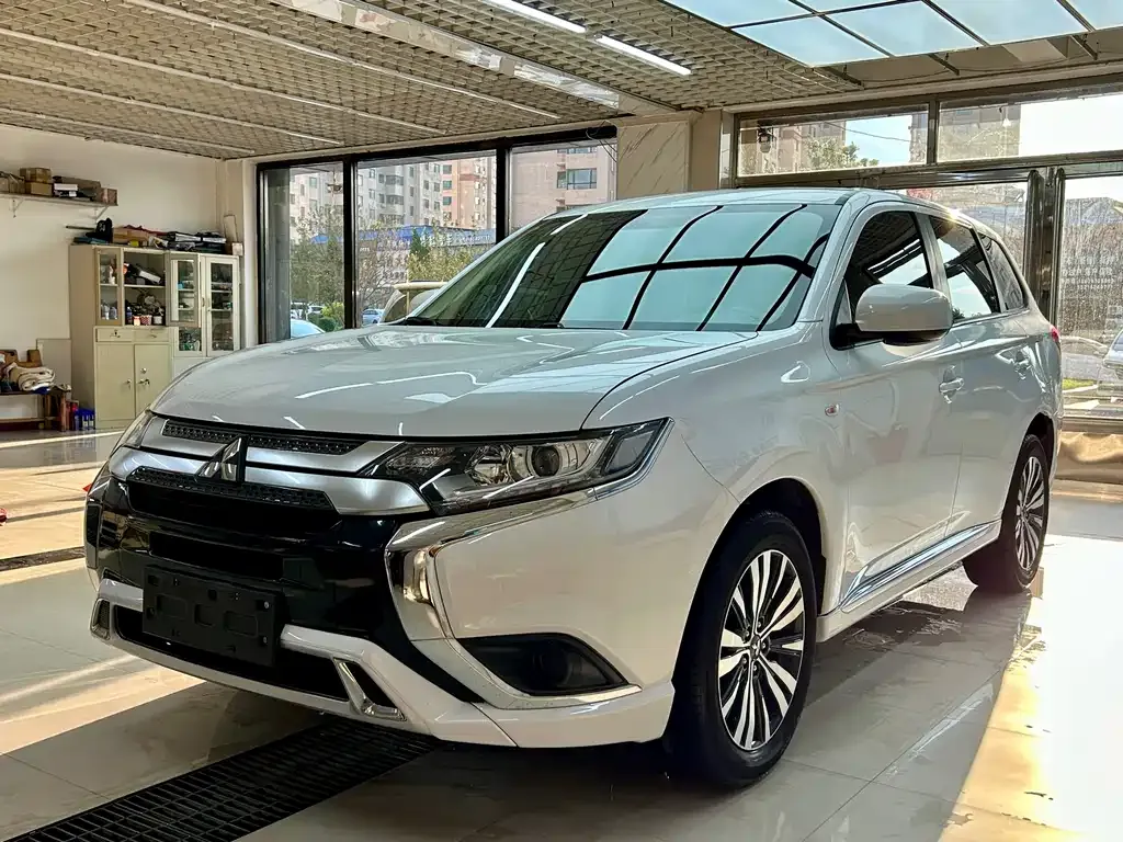 Mitsubishi Outlander — фото 1