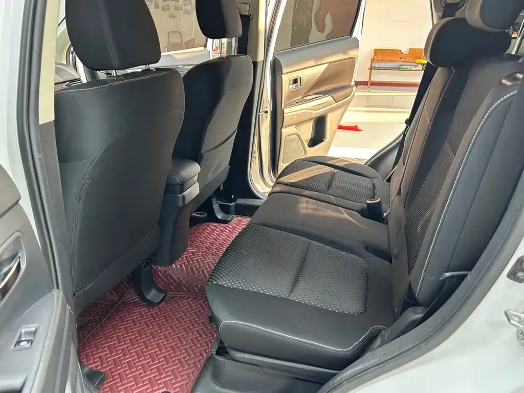 Mitsubishi Outlander — фото 10