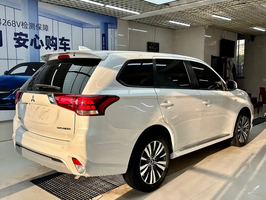 Mitsubishi Outlander — фото 2