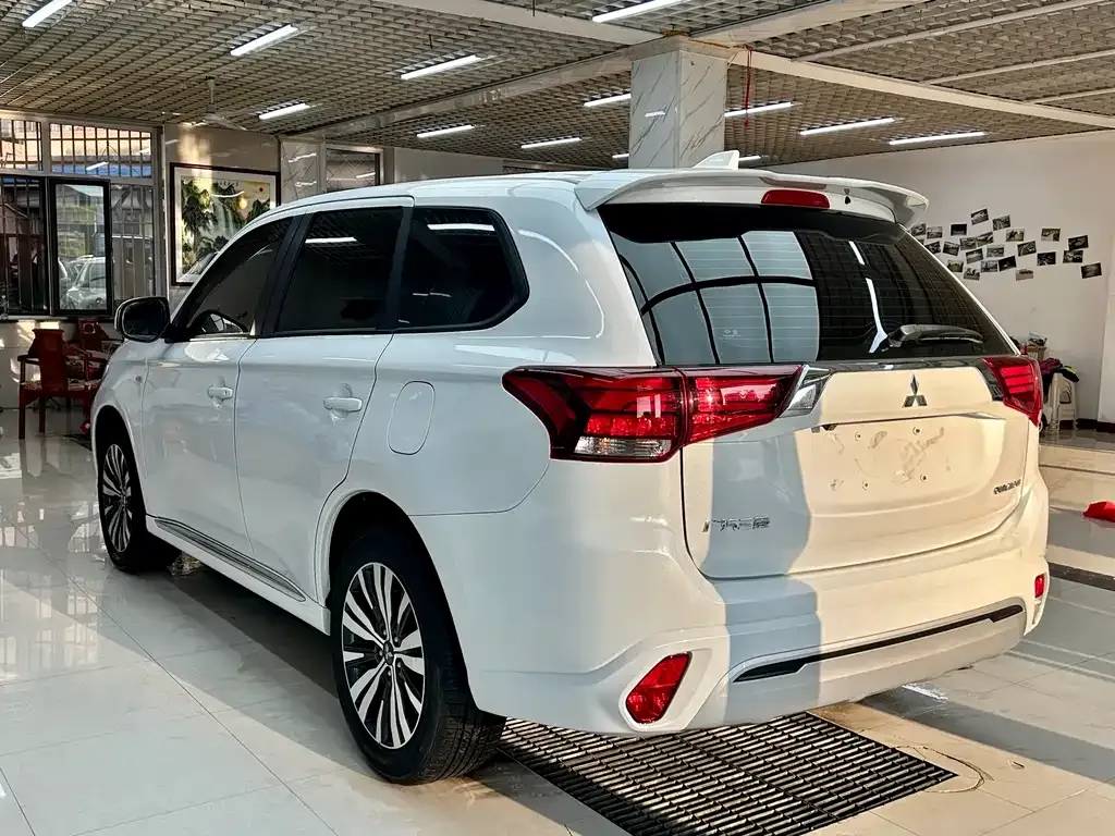 Mitsubishi Outlander — фото 9