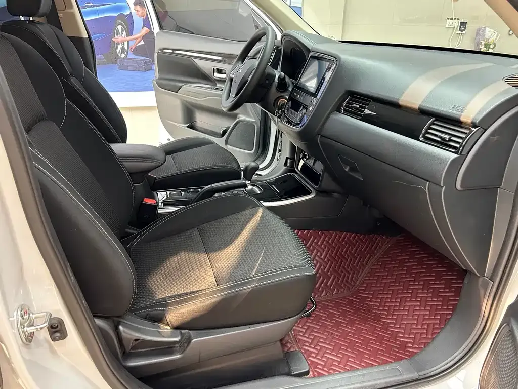 Mitsubishi Outlander — фото 4