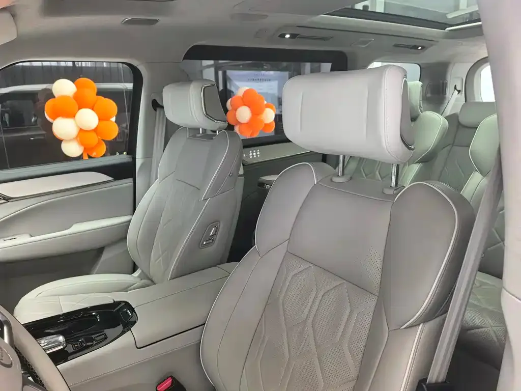 Volvo EM90 2024 из CN, фото 3