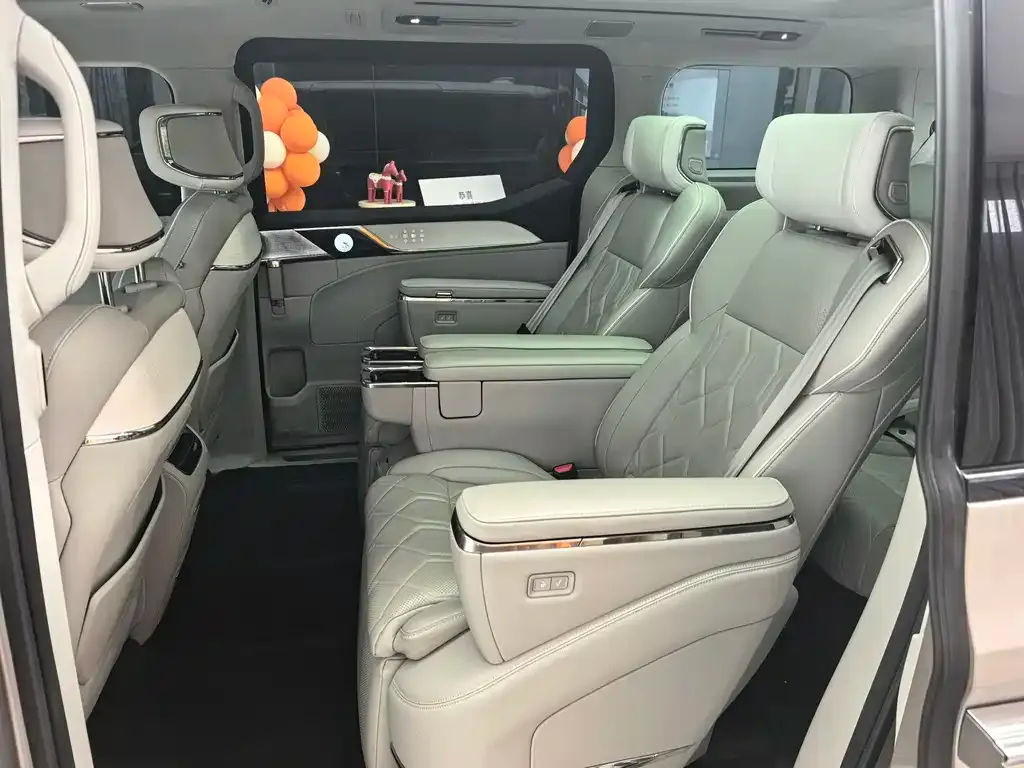Volvo EM90 2024 из CN, фото 8