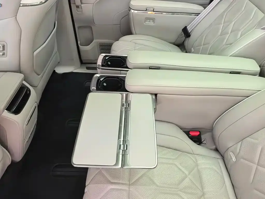 Volvo EM90 2024 из CN, фото 5