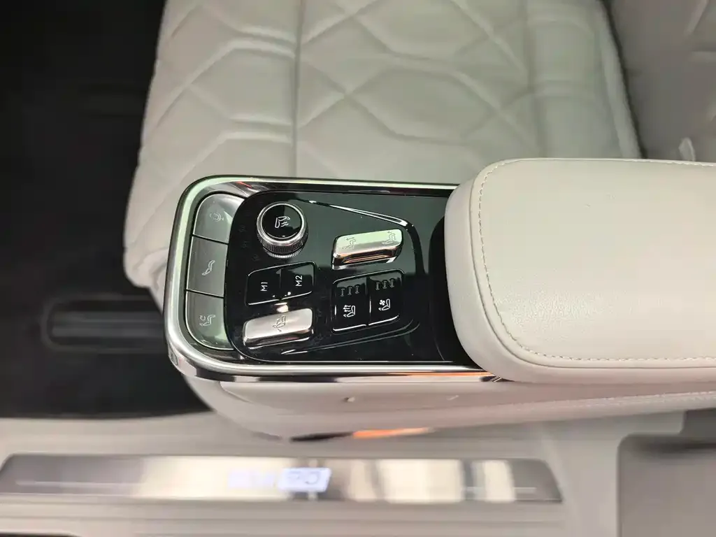 Volvo EM90 2024 из CN, фото 2