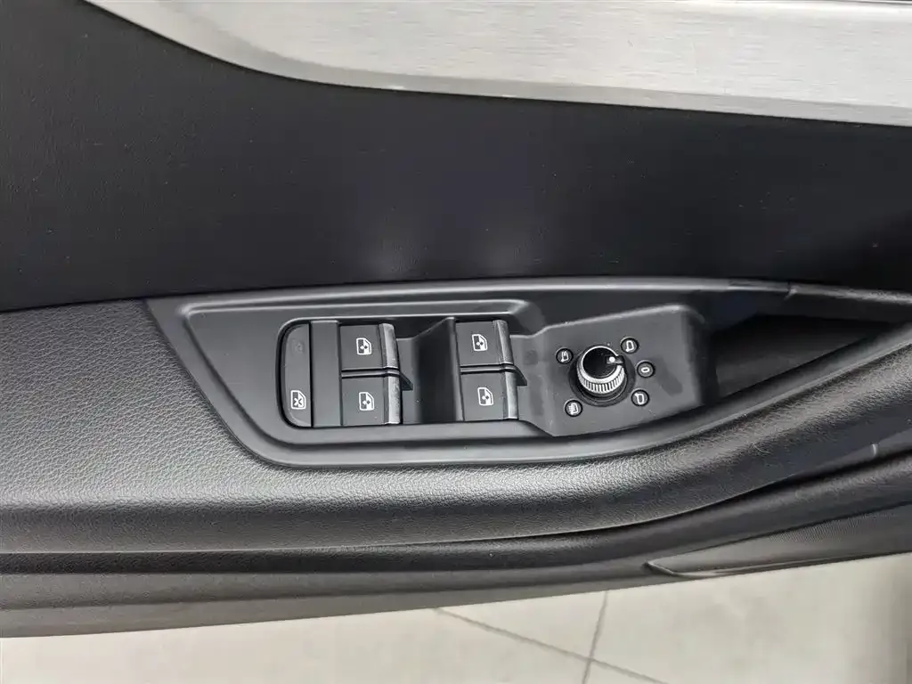 Audi A4L 2021 из CN, фото 6
