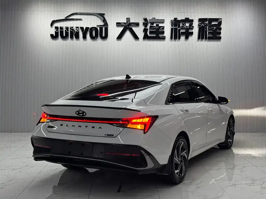 Hyundai Elantra — фото 9