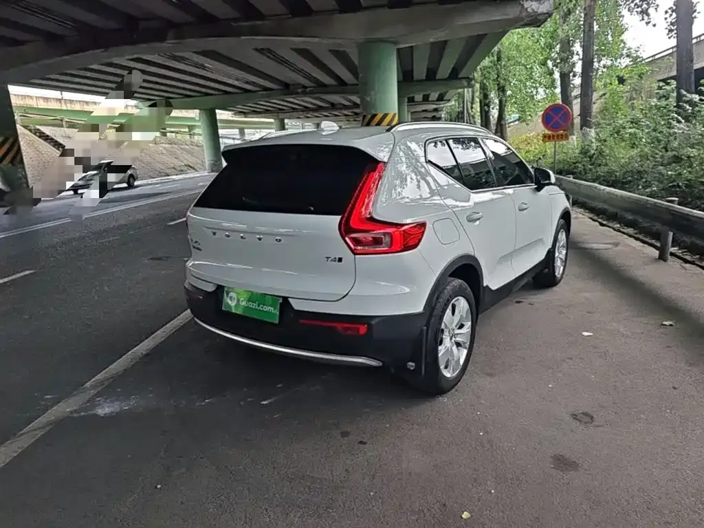 Volvo XC40 — фото 9