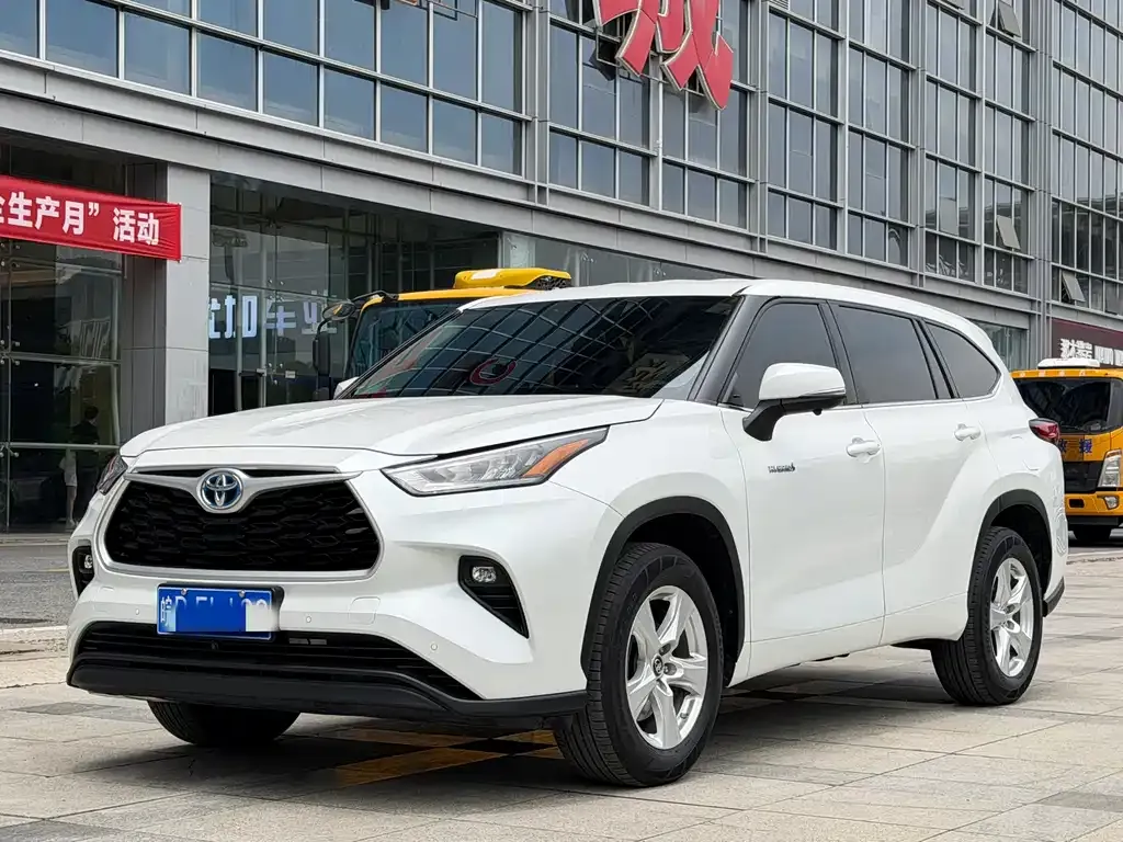 Toyota Highlander — фото 1