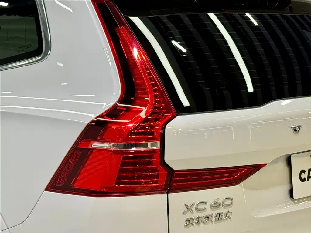 Volvo XC60 — фото 8