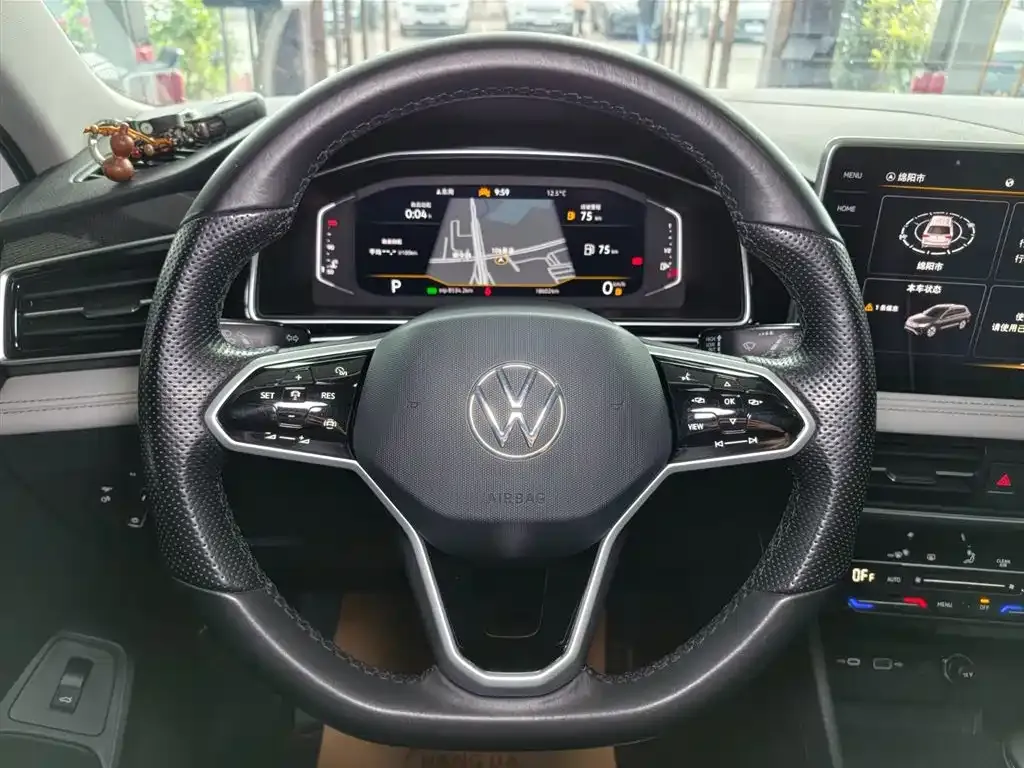 Volkswagen Tiguan L — фото 10