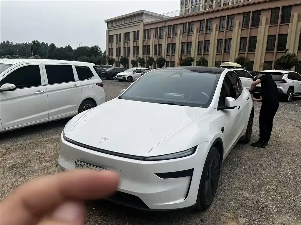 Tesla Model Y — фото 1