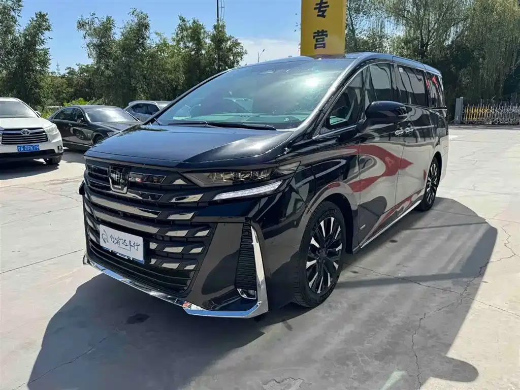Toyota Vellfire — фото 1