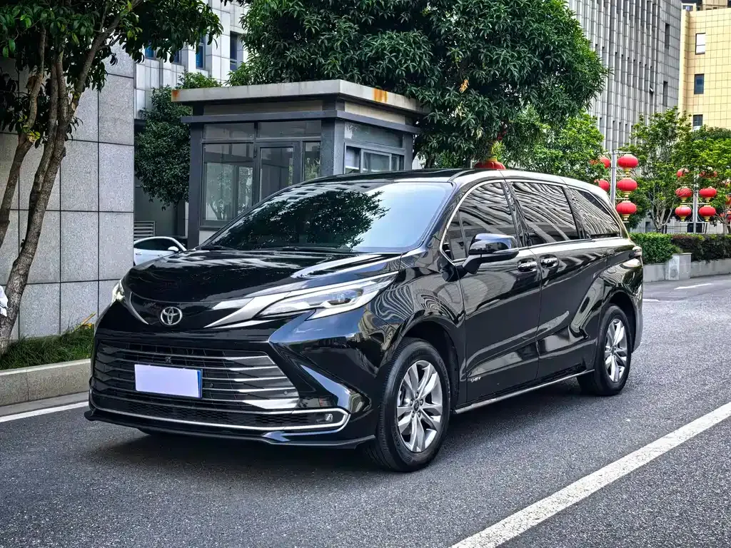 Toyota Sienna — фото 1