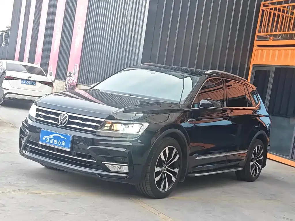 Volkswagen Tiguan L — фото 1