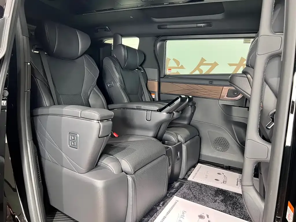 Toyota Alphard — фото 6