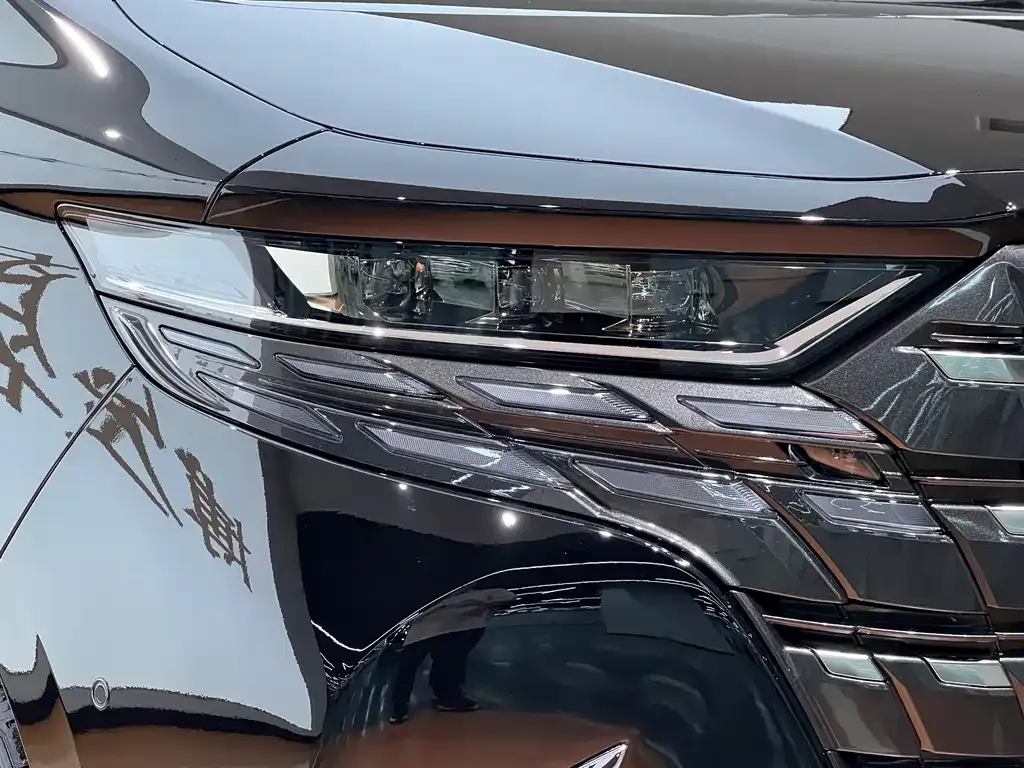 Toyota Alphard — фото 2