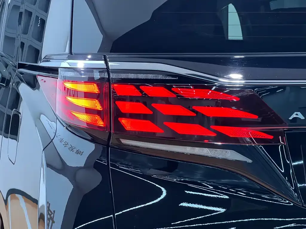 Toyota Alphard — фото 9
