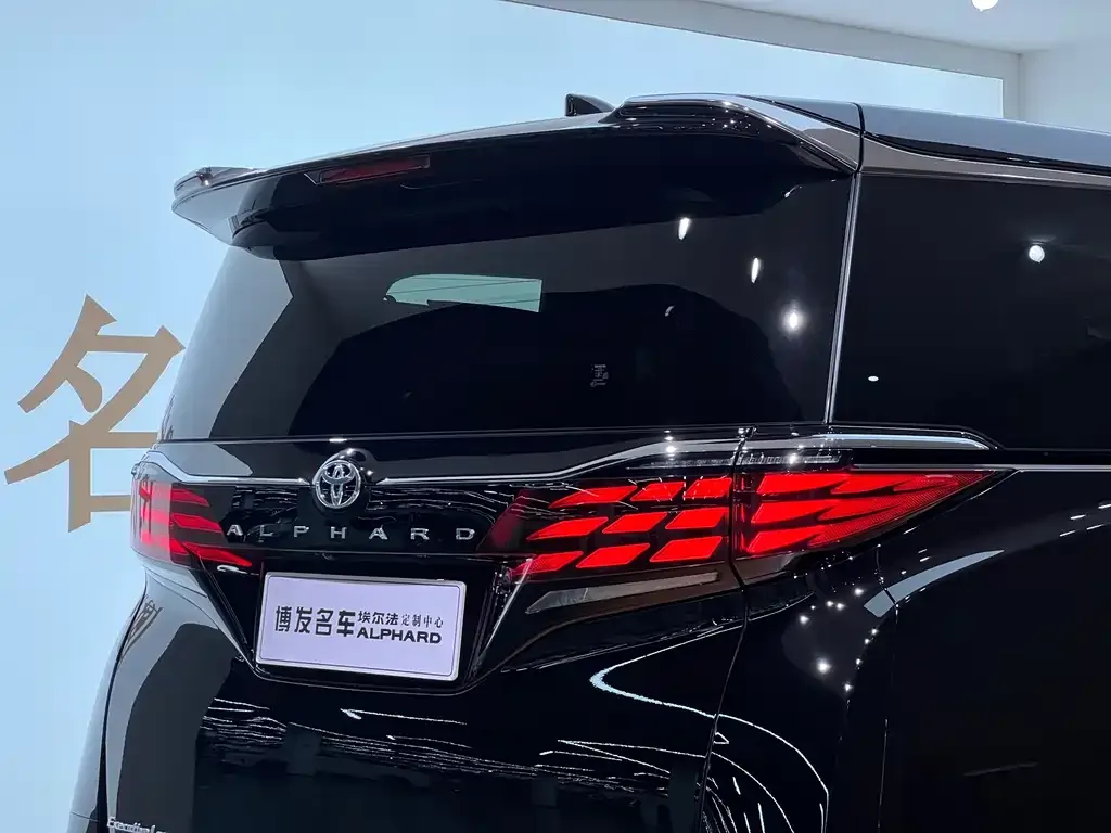 Toyota Alphard — фото 10