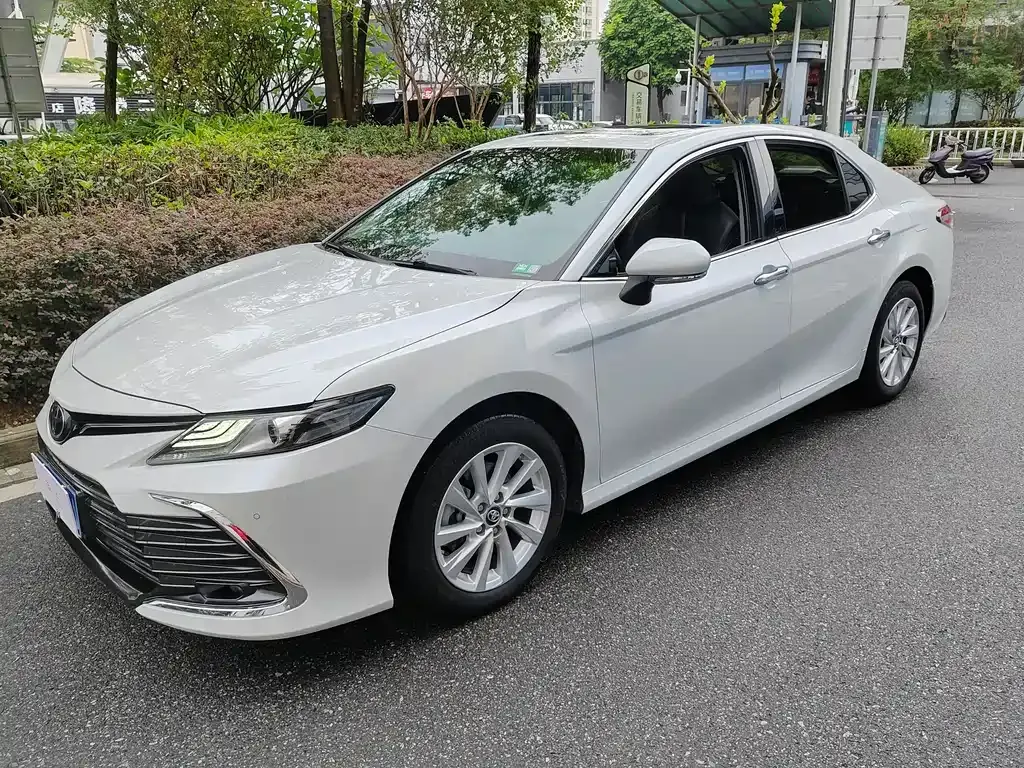 Toyota Camry — фото 1