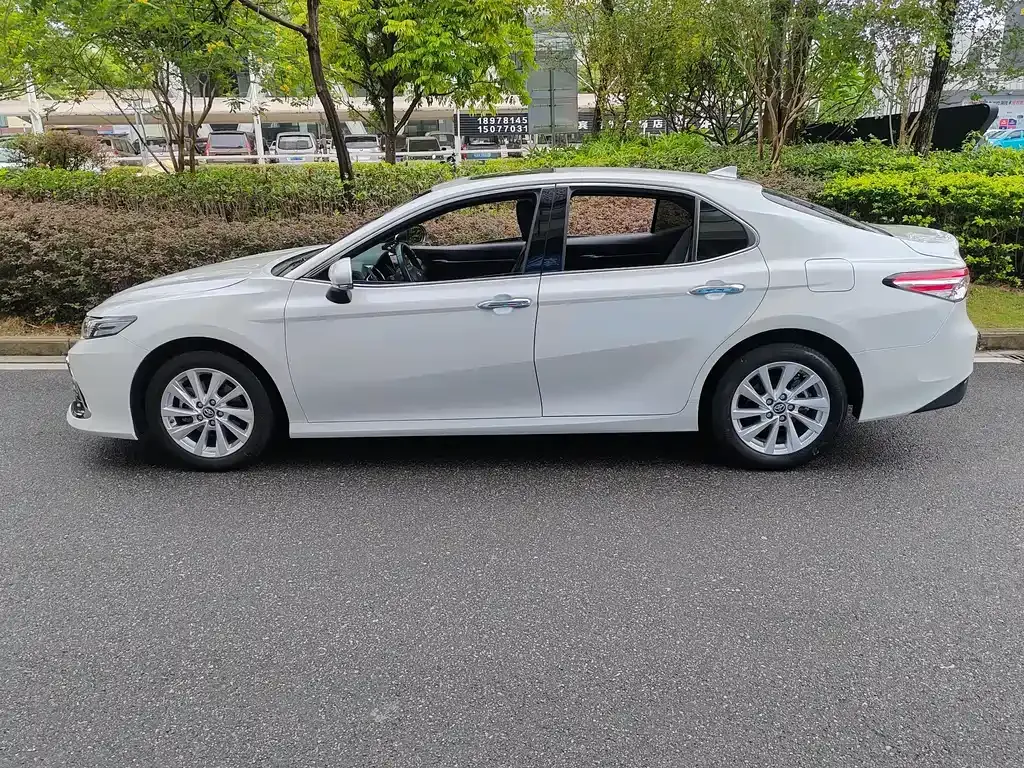 Toyota Camry — фото 5