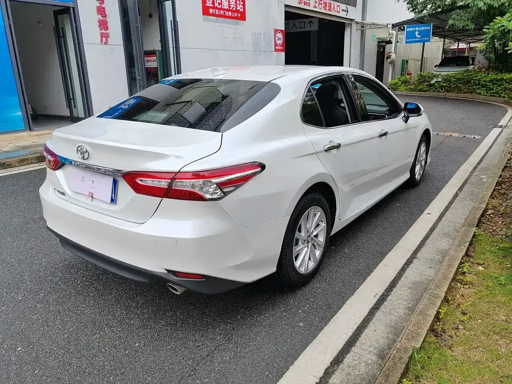 Toyota Camry — фото 4