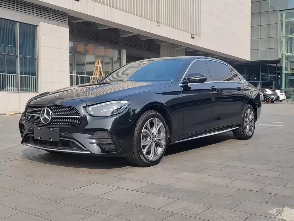 Mercedes-Benz E-Class — фото 1