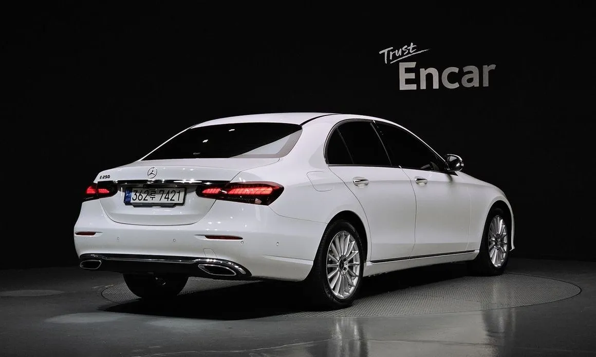 Mercedes-Benz E-Class — фото 7